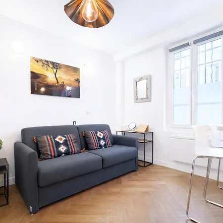 Le Petit Montmartre - 2 Prs - 18 - Metro 12 *