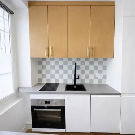 Le Petit Montmartre - 2 Prs - 18 - Metro 12 * Parijs