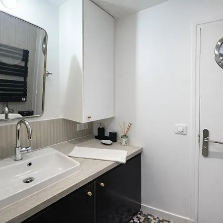 Le Petit Montmartre - 2 Prs - 18 - Metro 12 *