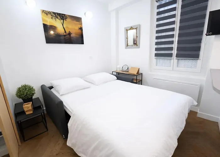 Le Petit Montmartre - 2 Prs - 18 - Metro 12