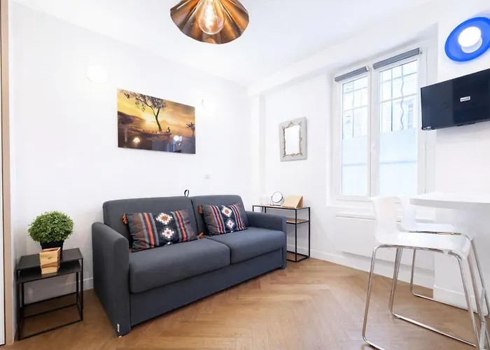 Le Petit Montmartre - 2 Prs - 18 - Metro 12 *