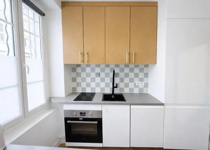 Le Petit Montmartre - 2 Prs - 18 - Metro 12 * Parijs