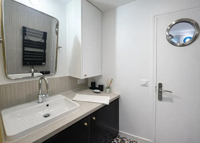 Le Petit Montmartre - 2 Prs - 18 - Metro 12 *