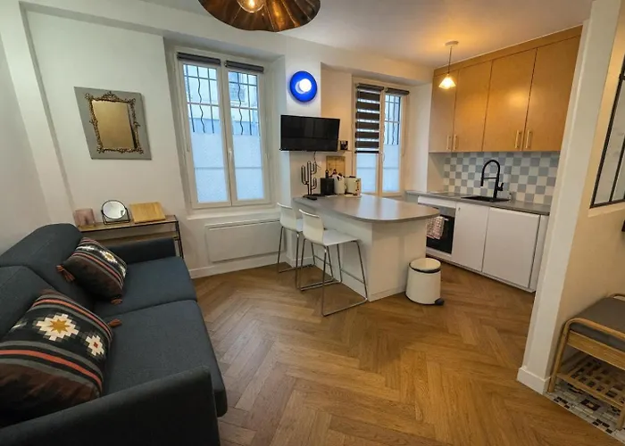 Le Petit Montmartre - 2 Prs - 18 - Metro 12 *